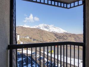 圣拉里苏朗Appartement Saint-Lary-Soulan, 2 pièces, 6 personnes - FR-1-296-430的阳台享有雪覆盖的山脉美景。