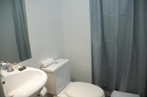 利马米拉弗洛雷斯公寓 的浴室配有卫生间、盥洗盆和淋浴。