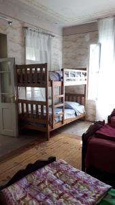 西格纳吉Guesthouse Angelina-Koko的一间卧室设有两张双层床和一扇窗户。