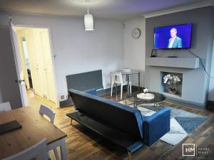 Enfield LockEnfield House - Beautiful 2 Bed - Good Transport Free Parking的带沙发和电视的客厅