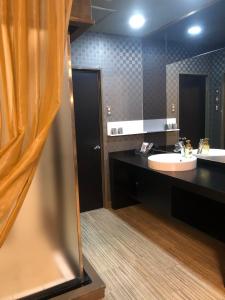 Ginanホテルハンズ的一间带两个盥洗盆和大镜子的浴室
