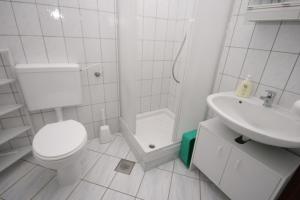 泰斯Studio Nemira 4652c的白色的浴室设有卫生间和水槽。