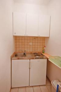 泰斯Studio Nemira 4652c的一间带水槽和炉灶的小厨房