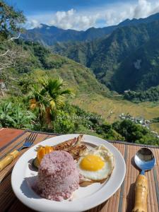 巴纳韦Batad Countryside的桌上的一盘早餐食品