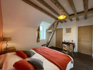 圣法尔若Les Colas的一间卧室配有两张床和一张桌子。