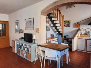 伊莫拉Cà Rossa的厨房以及带桌子和楼梯的用餐室。