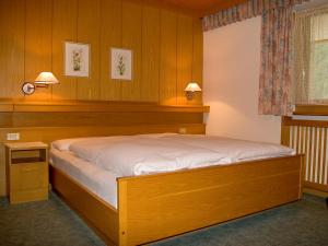 科尔福索Residence Majarai的一间卧室配有一张床、一个窗口和两盏灯。