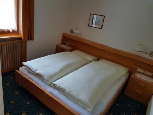 科尔福索Residence Majarai的一张位于房间的床,上面有两个枕头