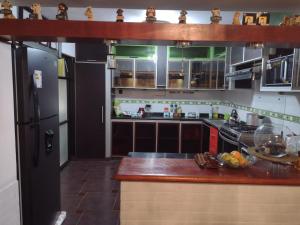 利马Inka Ayllu Hospedaje的厨房配有台面和冰箱