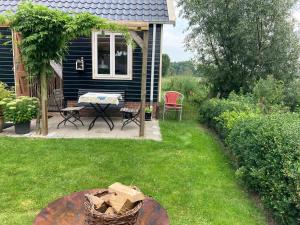 Vakantiehuisje De Waddenuil的一个带野餐桌和房子的院子