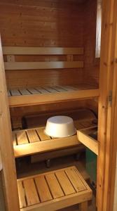 萨拉Kelomökki Sallatunturissa的小型木制橱柜和卫生间