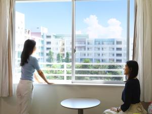 浦安东京湾普拉纳三井花园酒店的看着窗外的女孩的女人