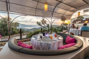 卢米奥A Casa Di Mà的一间设有粉红色椅子的餐桌的餐厅,享有美景