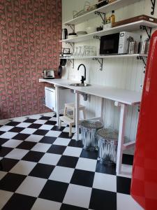Hietaman Vierastalo的厨房铺有黑白的格子地板。
