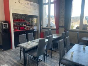 普瓦捷奥夏蓬分酒店的用餐室设有桌椅和窗户。