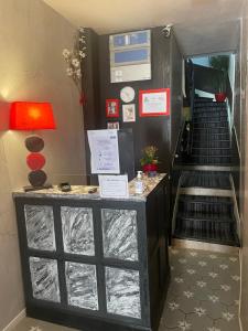 普瓦捷奥夏蓬分酒店的一间带楼梯和柜台的房间