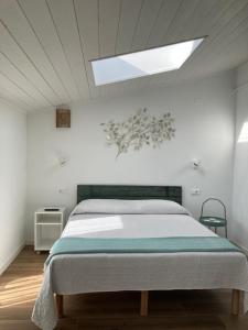 加尔多内-里维耶拉BiancoGelso b&b Vegan的一间卧室配有一张带天窗的大床