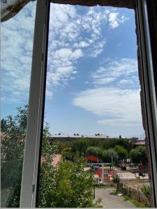 久姆里Doctor's House的蓝色天空的窗户