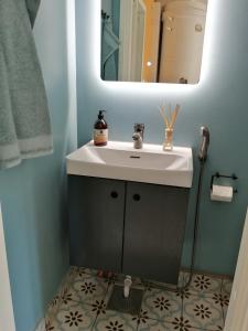 科特卡Guesthouse Lokinlaulu的一间带水槽和镜子的浴室