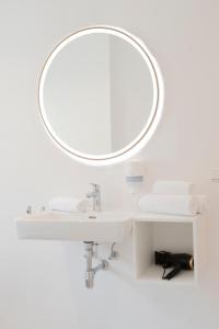 因斯布鲁克Quartier 99的浴室设有白色水槽和镜子