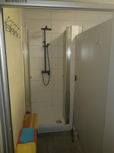 GorlebenBarrel -schlafen im Fass的淋浴室,浴室设有长凳