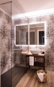 CustozaAgriturismo Maria Vittoria的一间带水槽和镜子的浴室