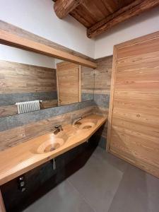 萨奥兹-杜尔克斯Chalet allemand的一间带木制水槽和木制橱柜的浴室