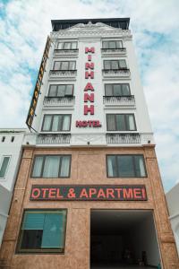 海防Minh Anh Hotel & Apartment的上面有酒店标志的建筑