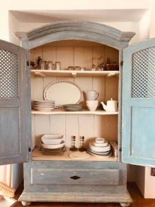莫托拉Herdade de Alagães的旧蓝色橱柜,上面有盘子和盘子