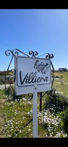 兰格班Villiera Guest Farm的花田中的白色标志