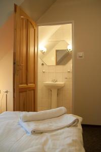 绿山城艾尔普兰酒店的一间带水槽的浴室和一张带毛巾的床