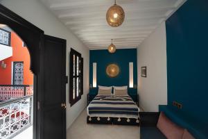 马拉喀什Riad Mylaya的一间卧室设有蓝色和橙色的墙壁。