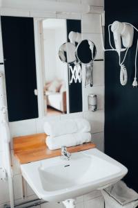 RamnäsNadden Hotell & Konferens的一间带水槽和镜子的浴室