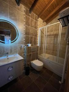 KestelMasklavi的浴室配有卫生间、盥洗盆和淋浴。
