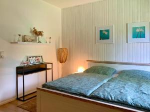 瓦尔斯罗德Ferienwohnung Leni的一间卧室配有一张床和一张边桌