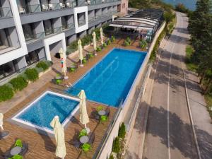 韦莱斯Glorius Hotel的享有酒店游泳池的顶部景色