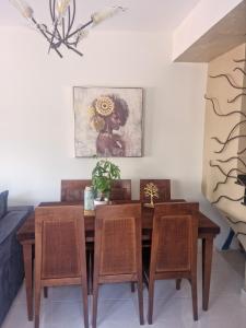 基萨莫斯Villa Vanessa的一间带木桌和椅子的用餐室