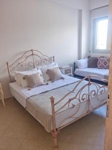 基萨莫斯Villa Vanessa的卧室配有一张带白色床单和枕头的大床。
