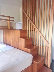 基萨莫斯Villa Vanessa的一间卧室设有木制楼梯和床