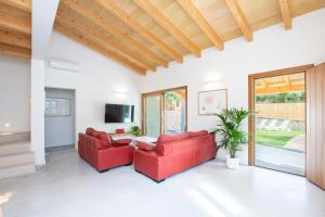 卡拉圣维森特Villa with pool near the beach in Cala San Vicente by Renthousing的客厅配有红色的沙发和桌子