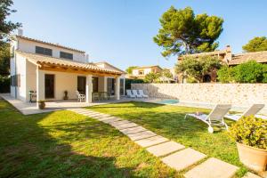 卡拉圣维森特Villa with pool near the beach in Cala San Vicente by Renthousing的带游泳池的庭院别墅