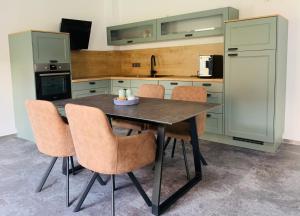 DornburgDeichgraf „Die Elbpension“的厨房配有木桌和椅子