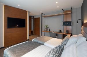 拿撒勒The Blend的酒店客房设有两张床和一台平面电视。