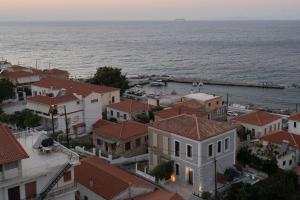 萨摩斯Villa Samos - Renovated stone villa with private pool- 2 min from the sea!的海洋旁小镇的空中景观