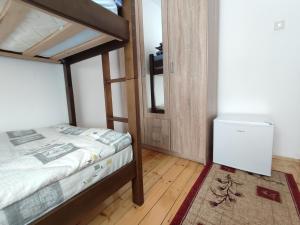 扎布利亚克Apartment Phillip Rooms的一间小卧室,配有双层床和一扇门