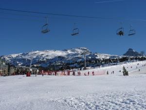 蒙特雷阿伯格莱塔布尔酒店的一群人乘雪上滑雪升降机