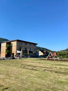 TraisenMotel XL Lounge的一个大田地,有建筑和游乐场