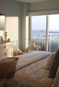 基克罗尼海滩Your Happy Place ON THE BEACH!的一间卧室设有一张床,享有海景