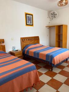 特基斯基亚潘Hotel El Mirador的一间带两张床的卧室