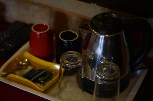 斋沙默尔菲夫酒店的盘子上放着咖啡壶和玻璃杯